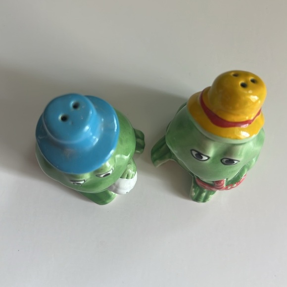 Vintage Ceramic Frog Man and Woman Salt and Pepper Shakers Cottagecore  Retro - Picture 2 of 7
